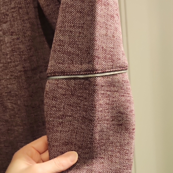 Womens Medium Under Armour Storm Maroon Hooded Jacket. Cute Herringbone Design - Picture 5 of 6